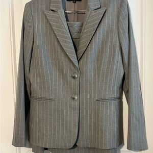 Antonio Melani Women’s Skirt Suit Gray Striped (6/8) Read
